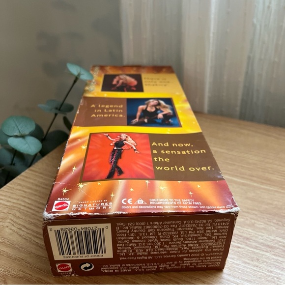 Rare Collectible 2002 or 2003 Shakira Doll with Black and Red Ensemble - Picture 8 of 9